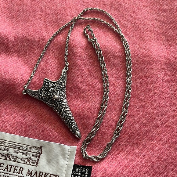 Vase Flower holder necklace, pendant. Like new condition. - Picture 8 of 13